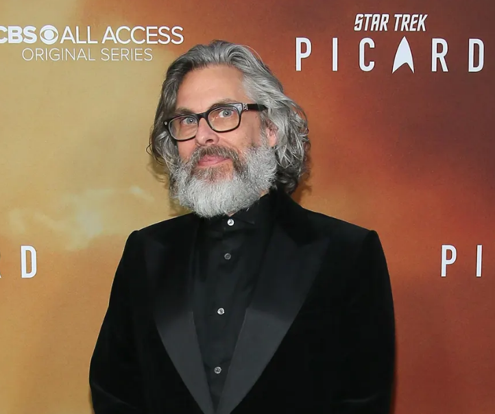 Michael Chabon y otras figuras de la literatura demandan a OpenAI por supuesta infracción de derechos de autor.